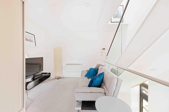 Bell Tower One-bedroom Flat With Parking, Clifton - Brístol