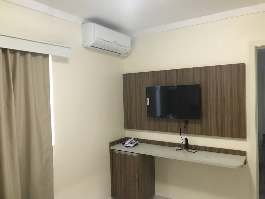 QUARTO COM AR CONDICIONADO