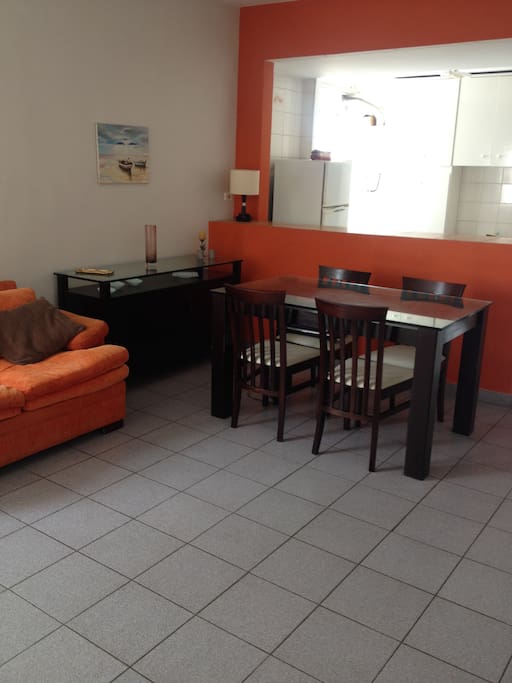 Visão da cozinha ao lado da sala de jantar