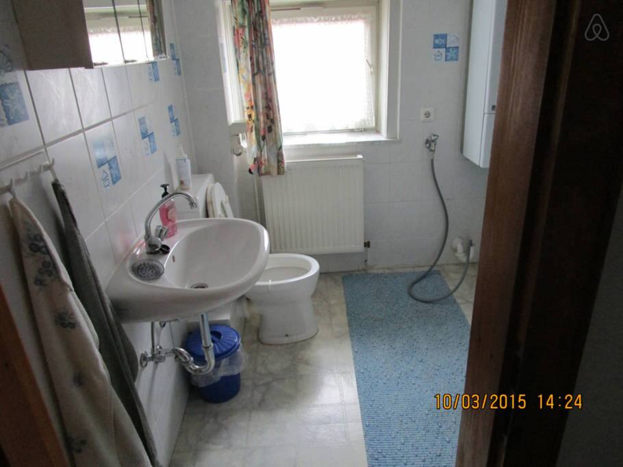 Bad mit Dusche und WC