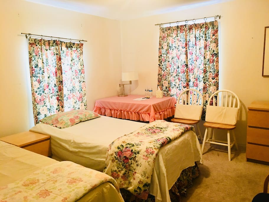Bedroom 2- twin beds