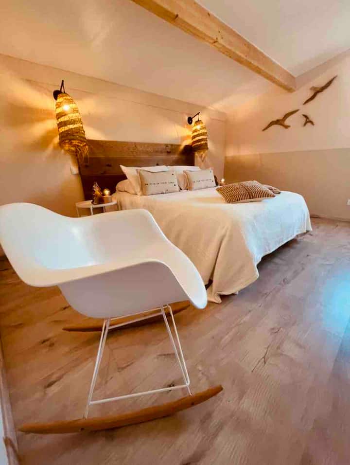 1 кат, пристап преку скалите.
Спална соба 1, пренослив клима-уред.