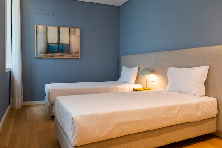 Spavaća soba s dva kreveta za jednu osobu