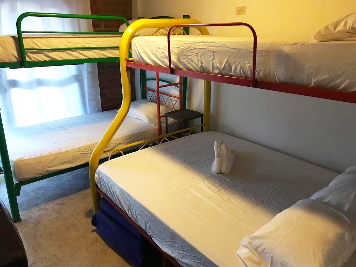 Izba č. 2 má prístup na balkón, vlastnú kúpeľňu, 2 poschodové postele (3 samostatné lôžka a 1 manželskú posteľ), ventilátor a klimatizáciu.