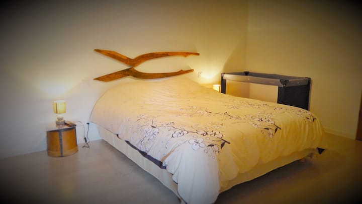 спална соба бр .2 опремена со бебешко креветче, маса за пресоблекување на барање