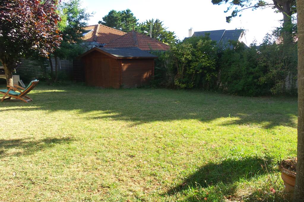 Grand espace de jardin devant la maison