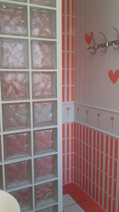 salle de douche/WC attenante à la grande chambre