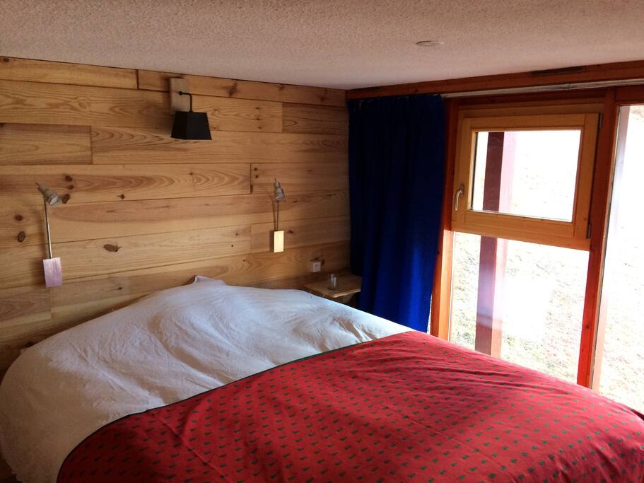 Chambre parents avec lit 160x200, placard et tv