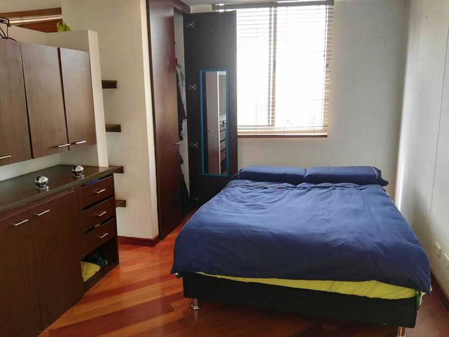 Dormitorio con 2 closet y 1 adicional para guardar aparatos electrónicos, piso en madera masisa