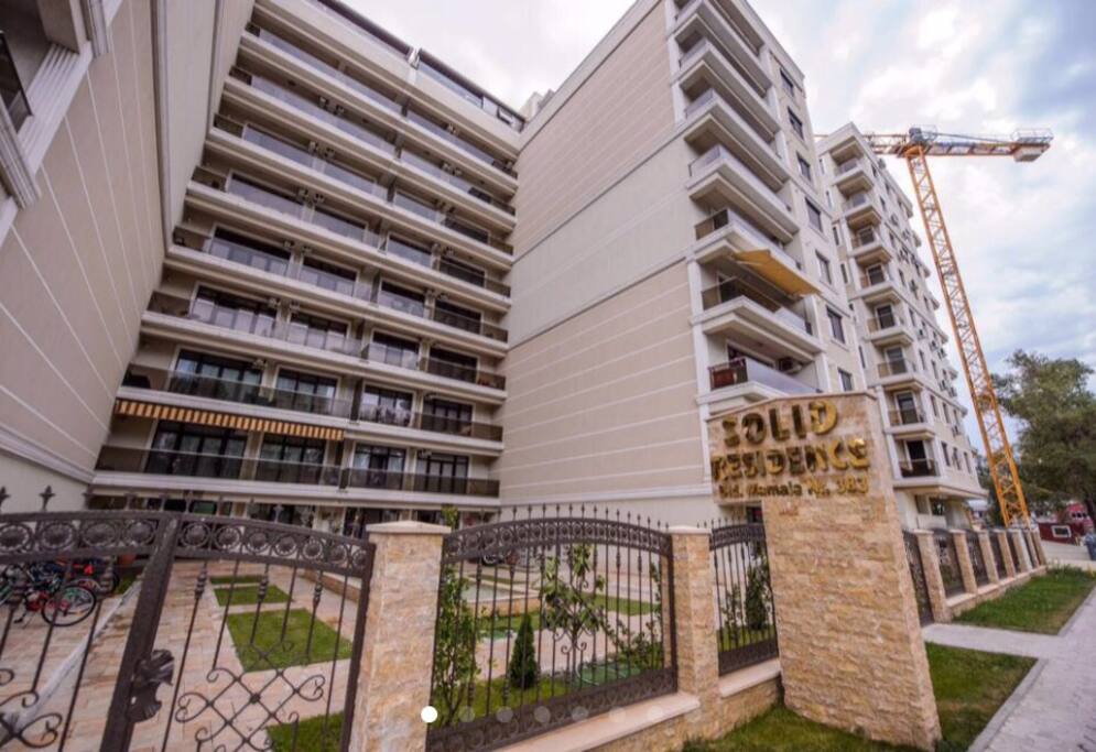 Intrarea Solid Residence. Acces securizat cu cartela interfon. Paza umana 24/7.