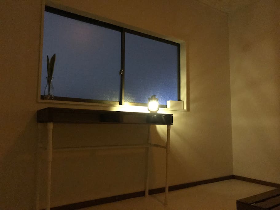2階の一部屋がゲストさん用。真っ白で落ち着くお部屋にしました。