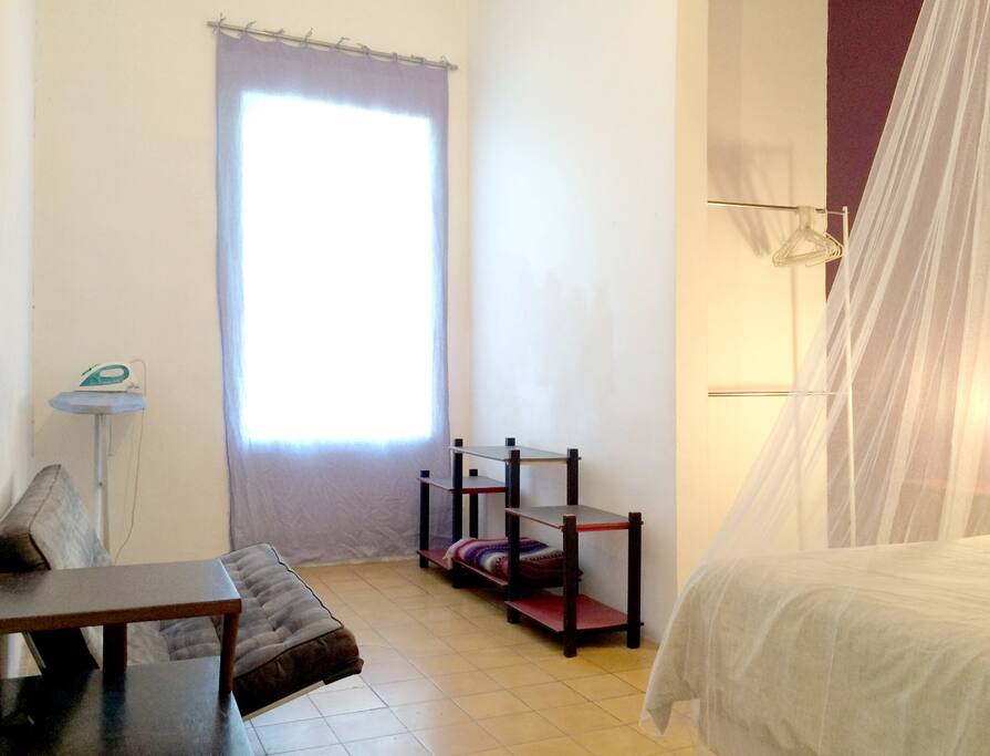 La recamara cuenta con muebles, burro y plancha.