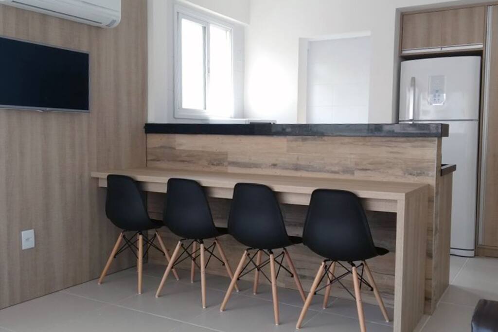 Mesa para refeições, prática, de frente para o balcão da cozinha