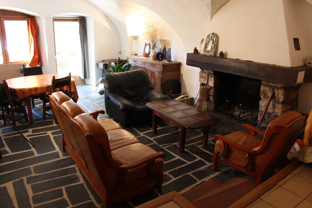 Le salon avec la cheminée