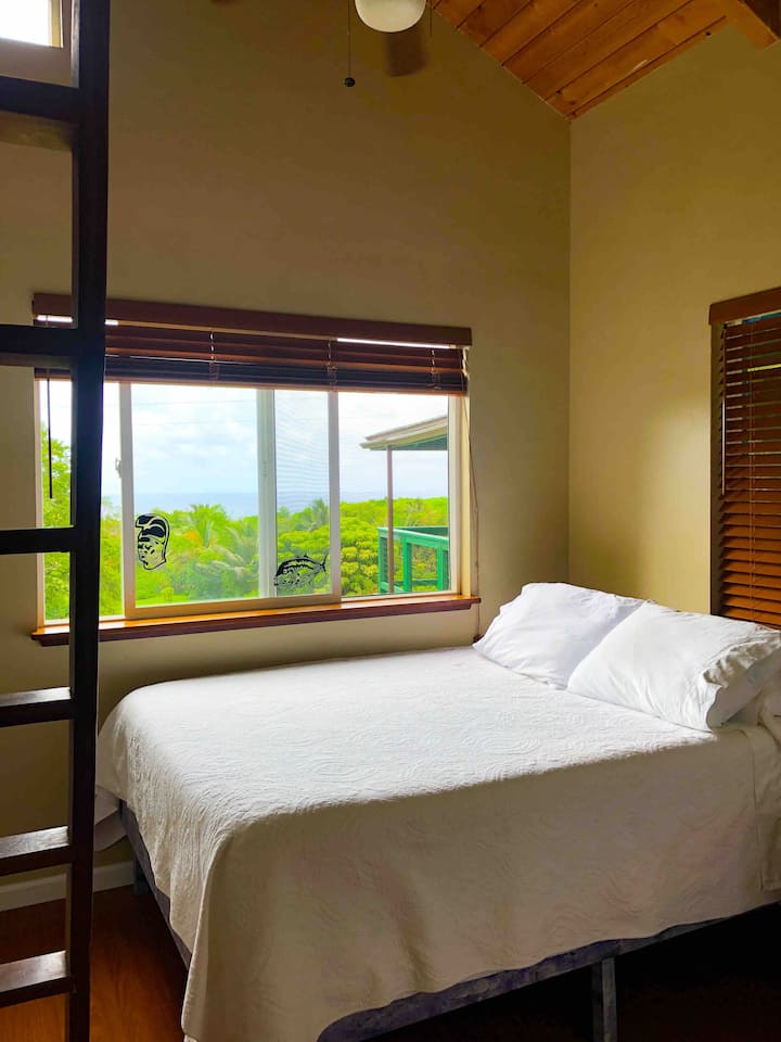 Легло тип Куин с изглед към океана