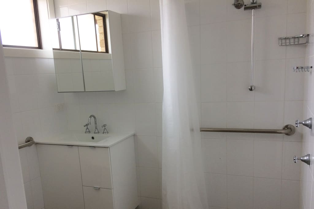Queen bedroom ensuite