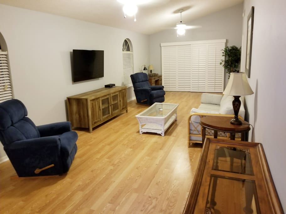 Living room with flat screen tv with cable.