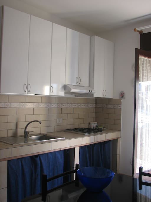 Cucina attrezzata con pensili alti