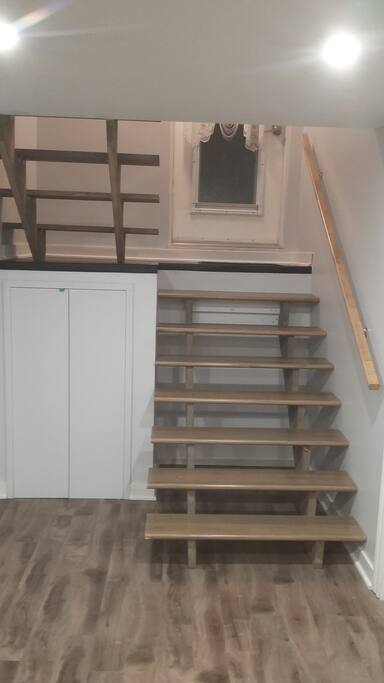 Escalier à l'intérieur de l'appartement.