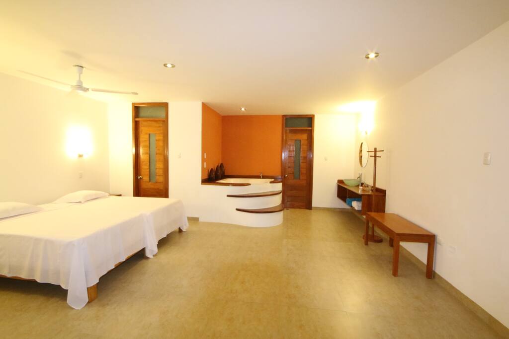 Hay dos habitaciones con Jacuzzi