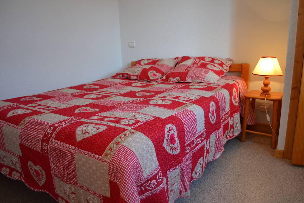 Chambre lit double avec fenêtre