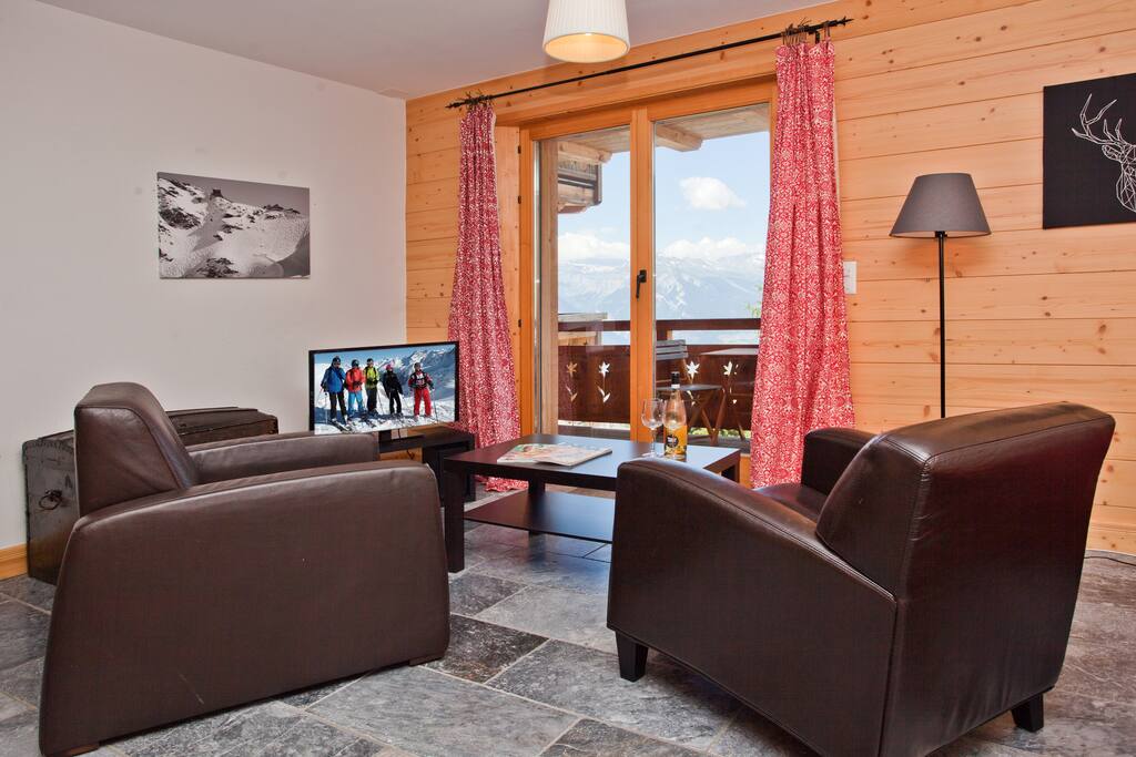 Spacious living with fabulous views, international TV channels and wifi