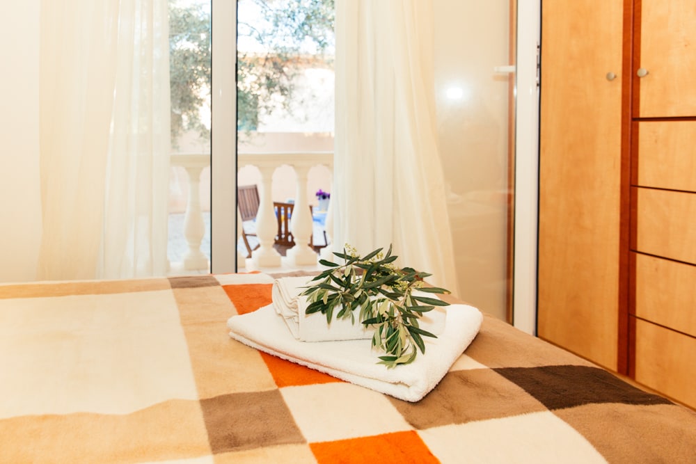 غرفة نوم ثانية بسرير مزدوج ومكيف هواء وشرفة/ تراس مغلق