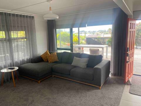 Popular Airbnb listing: Sunrise on Main in Thames Coromandel District East
