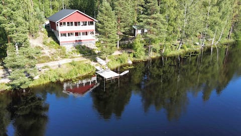 Lakeside house for 8 pers with own jetty