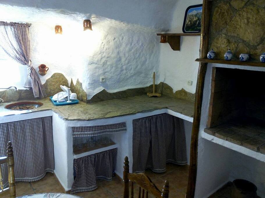 Más detalles de la cocina. Amplia y con horno.