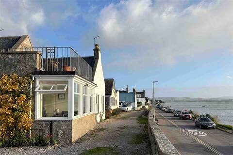 Cottage with views to Findhorn Bay