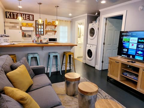 2nd Street Retreat - Garden Hideaway in Downtown