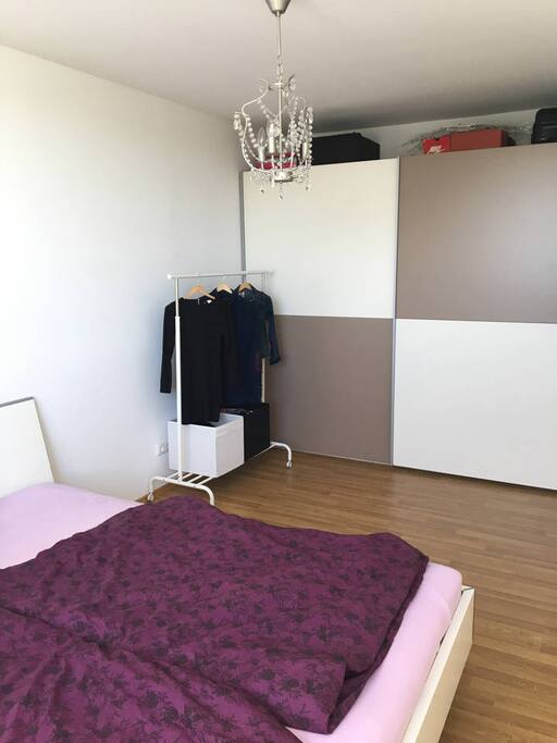 Schlafzimmer, Bett & Kleiderständer (kann genutzt werden)