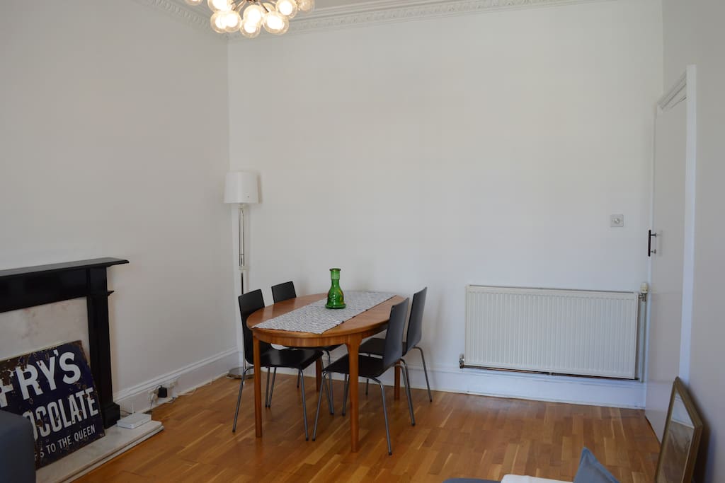 Lounge with dining table