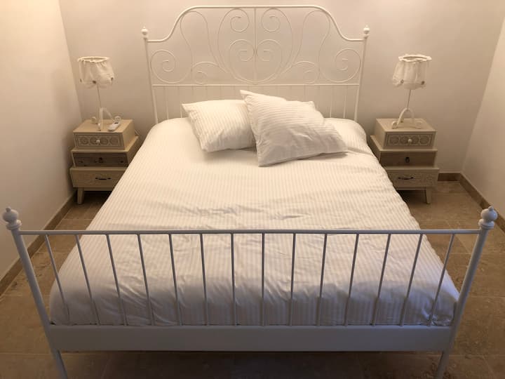 Брачен кревет со клима уред 