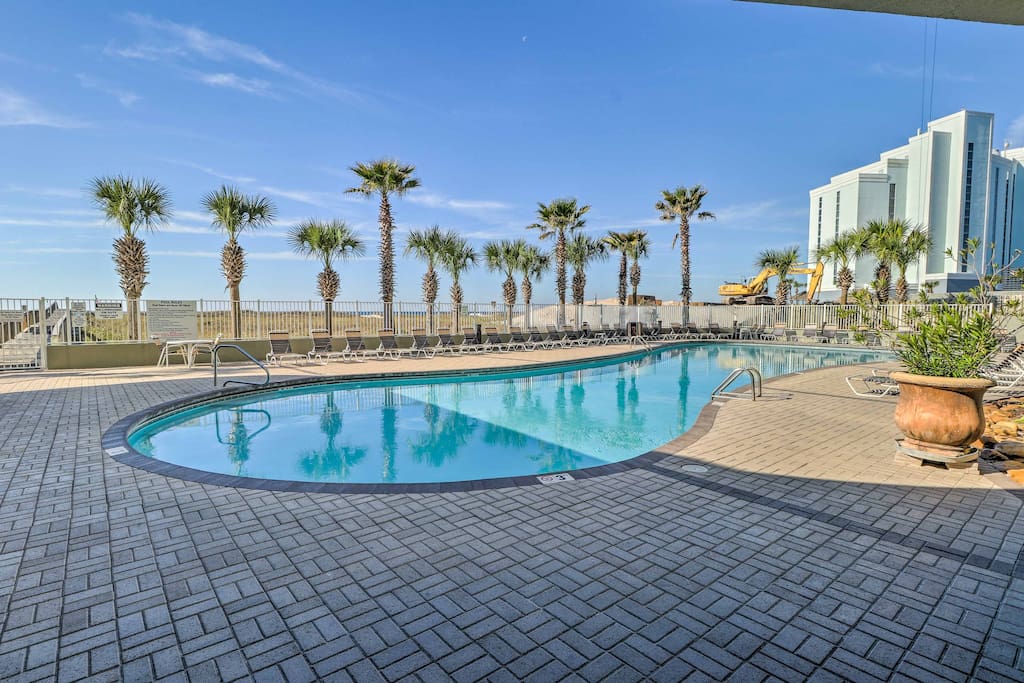 This 2-bed, 2-bath vacation rental condo for 6 is in the Tidewater Condominium.