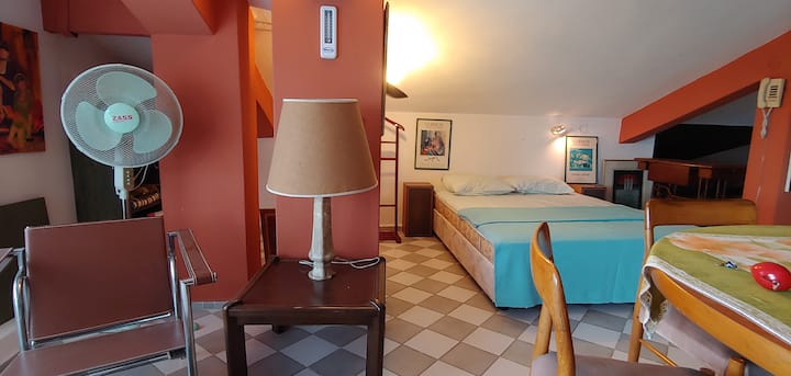 Druhé poschodie. Sea side, db na (br6). Prenosný vešiak,prenosný stojanový ventilátor,kreslá, konferenčný stolík,televízor(nepoužíva sa),Interkom.
Pozornosť venovaná nízkemu stropu.!