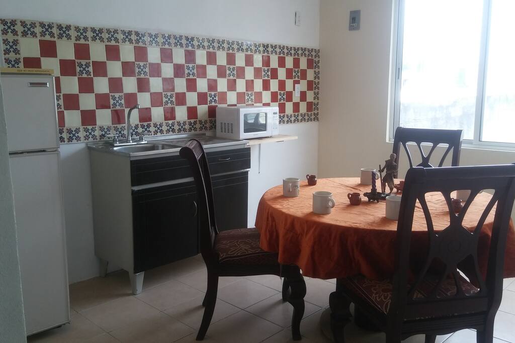 amplia cocina con comedor