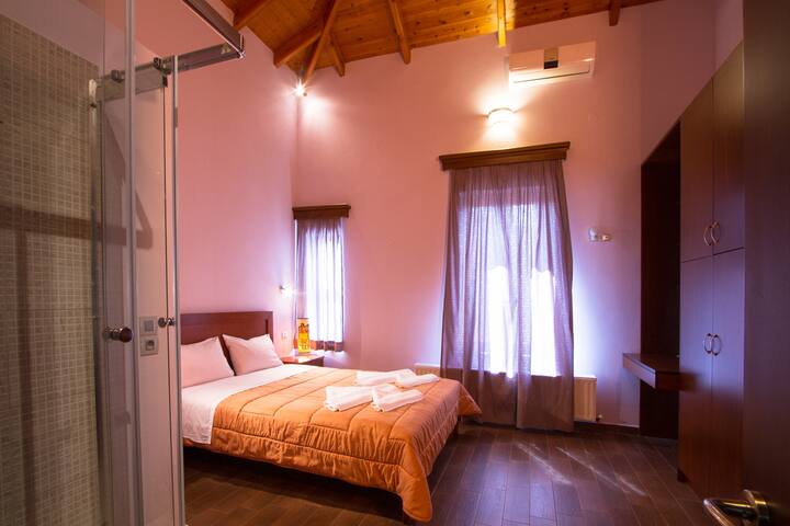 première chambre avec lit double et douche