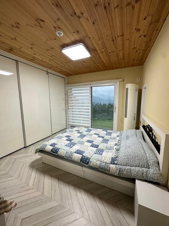 Begane grond slaapkamer met uitzicht 
van cipress ceder plafond