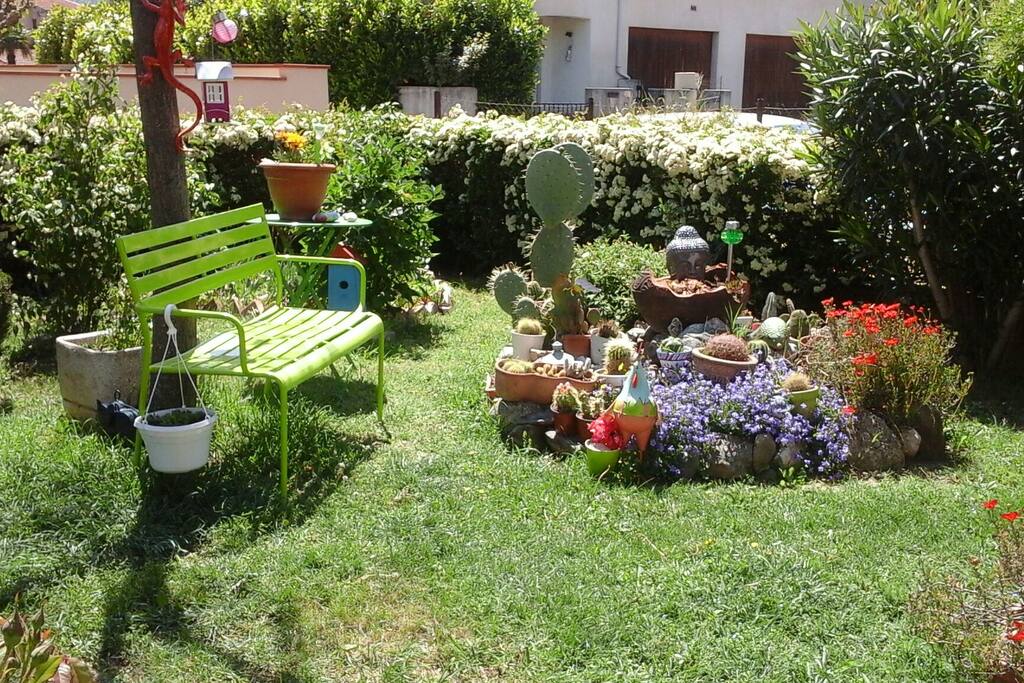 petit endroit de détente dans le jardin où il fait bon se reposer ou lire