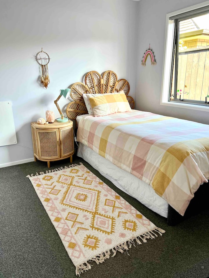 Ერთსაწოლიანი საწოლი და ერთსაწოლიანი საწოლი შეგიძლიათ სუპერ დიდ საწოლად აქციოთ. 