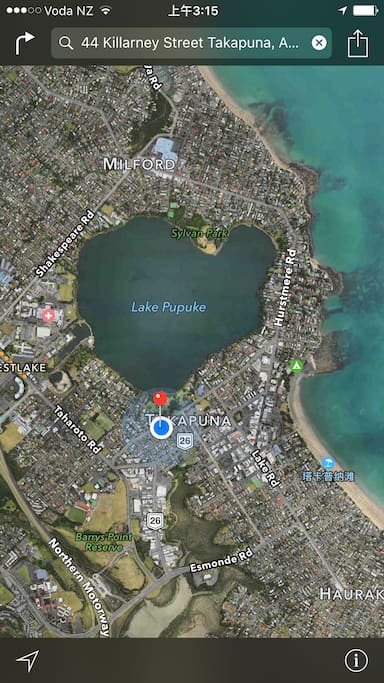 5 mins walk to Takapuna mall , bus station, swimming pool and supermarket