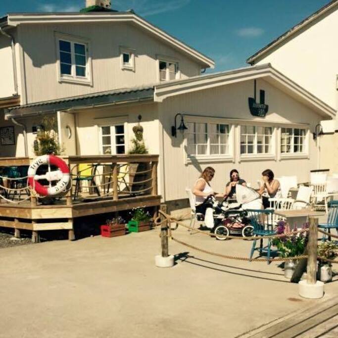 Koselig kro med hjemmebakte kaker, og god stemning på kvelden.