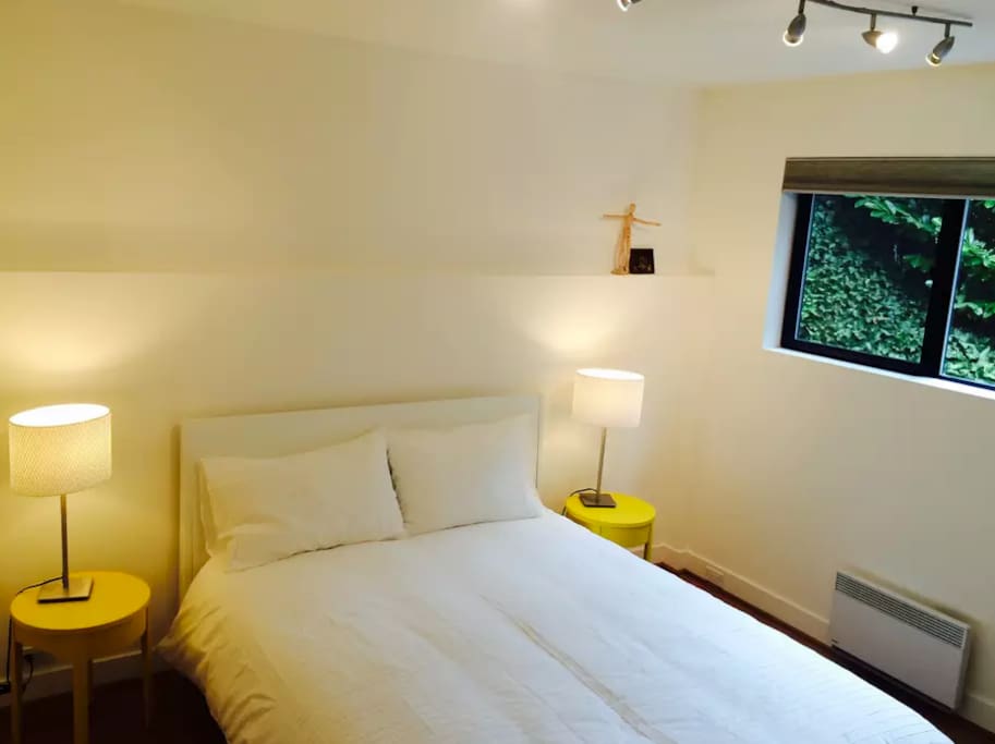 Peace & quiet. Queen-sized bed. Plenty of space.