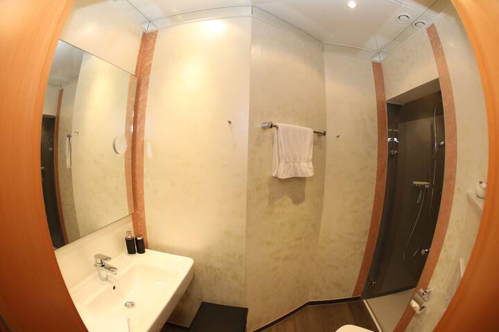 Baño de la habitación individual en el piso superior con ducha a ras del suelo.