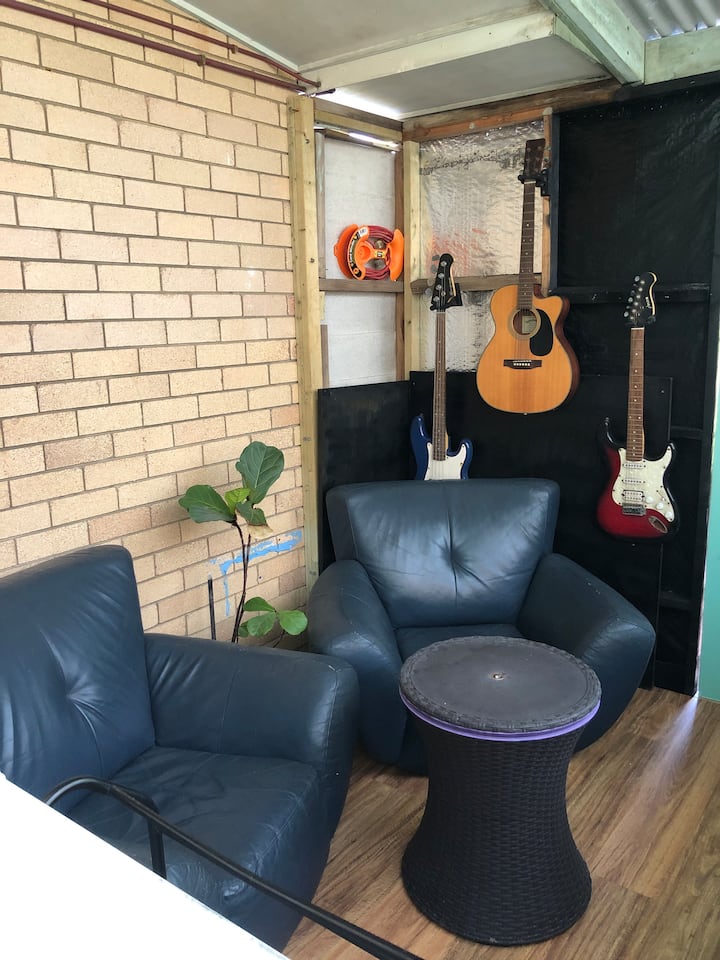 Queen Bedroom With Ensuite • 5 Mins Walk To Beach - Sunshine Coast