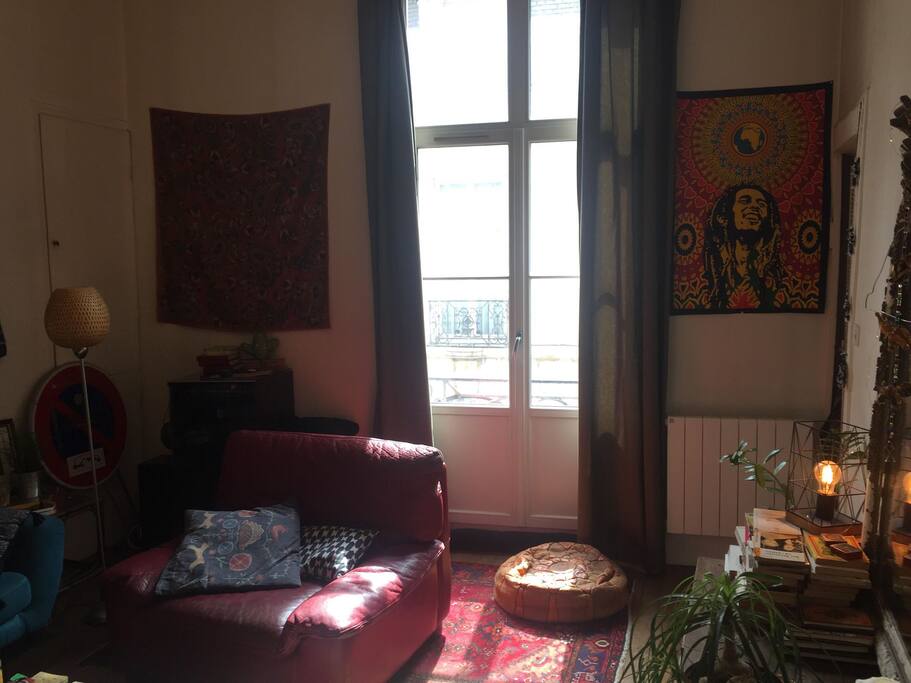 Mon salon donne directement sur la rue de la Liberté depuis un petit balconnet.