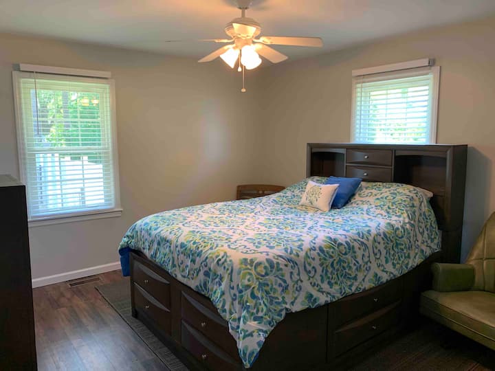 Dormitorio principal con cama tamaño Queen que tiene su propio baño completo privado.