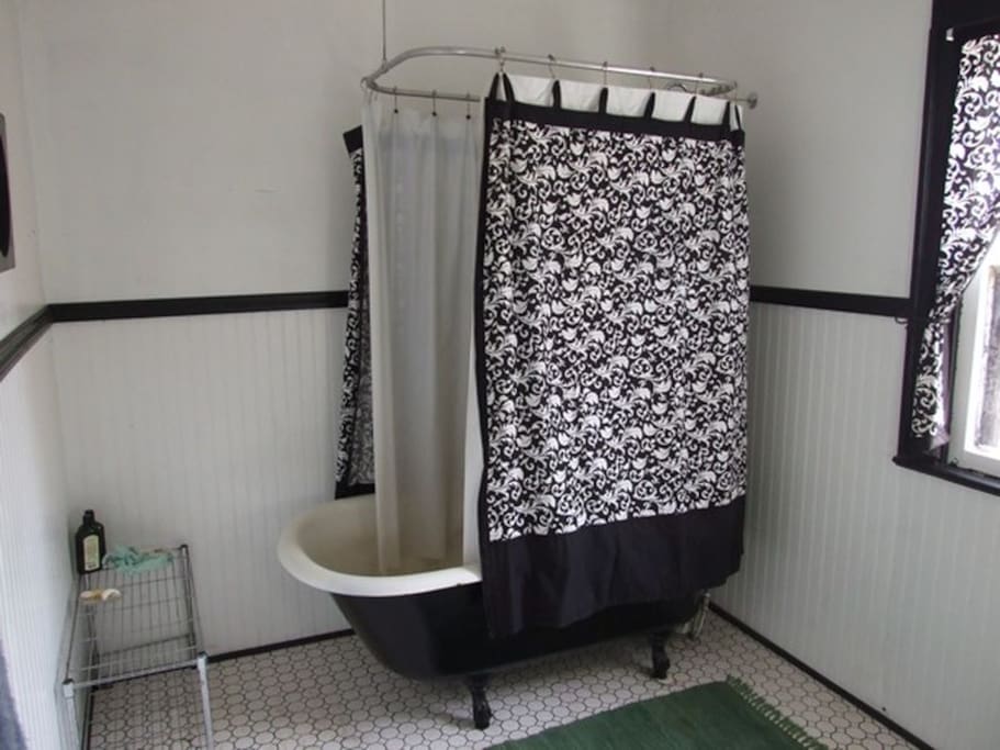 Clawfoot tub/shower